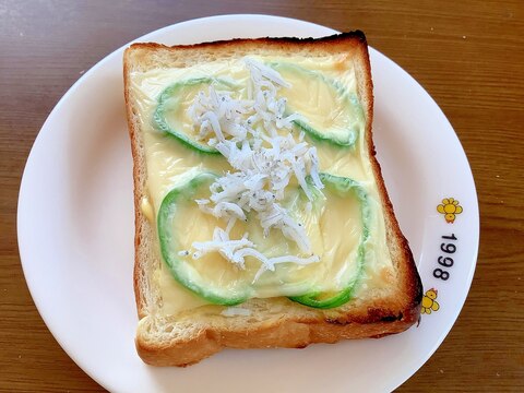 チーズとしらすトースト